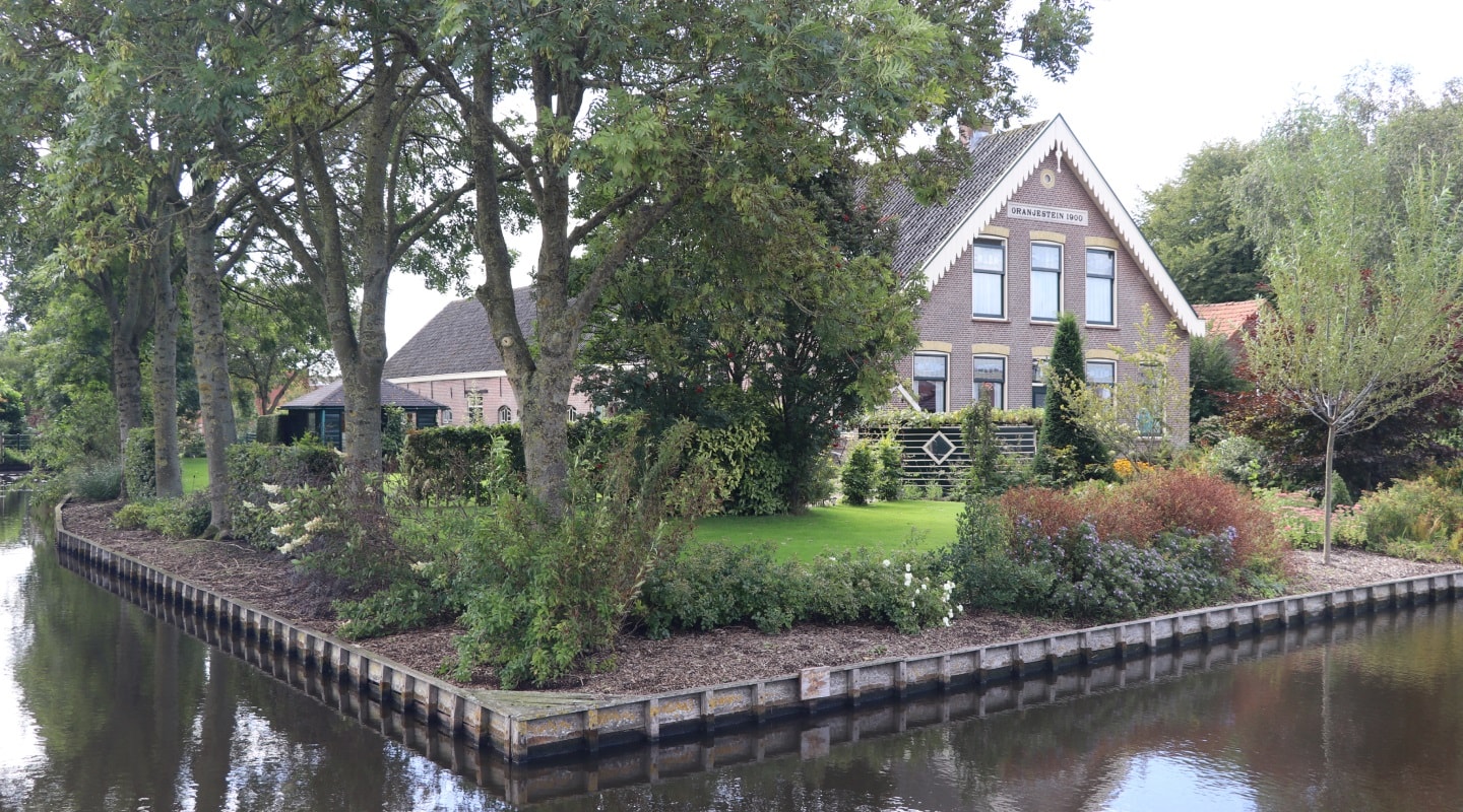 Vooraanzicht boerderij oranjestein