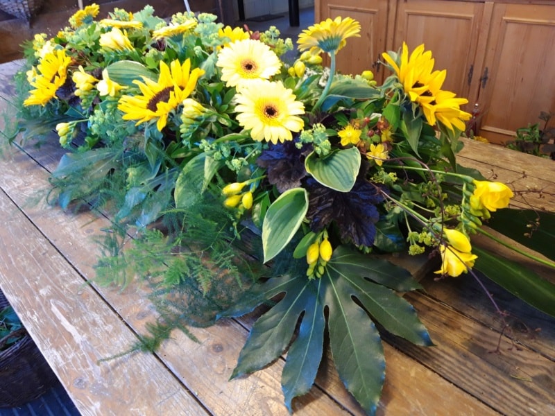 Kistbedekking met zonnebloemen